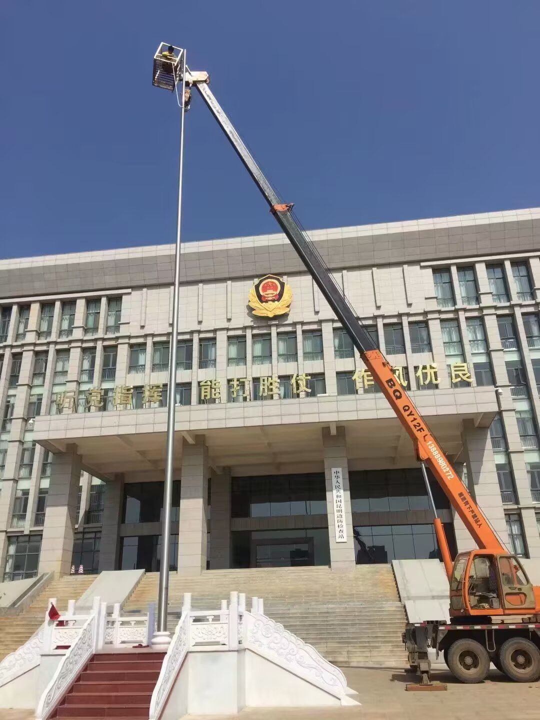 云南武警部队电动旗杆更换钢丝绳维修中