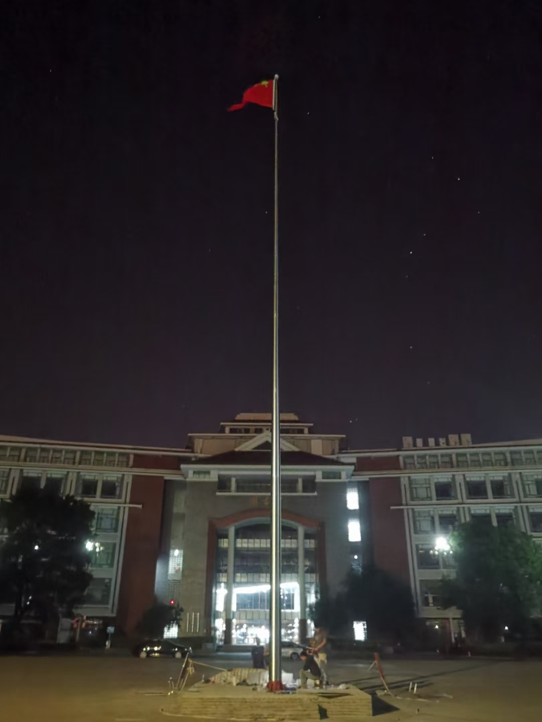云南民族大学24.8米电动旗杆两首国歌同步旗杆不锈钢厚度6.0厚度